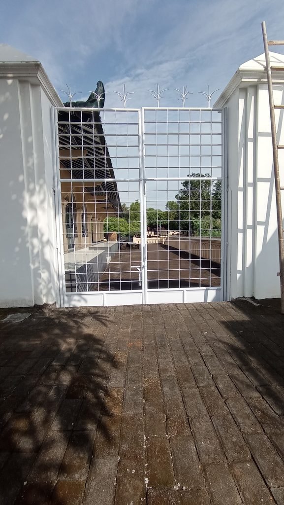 Pintu besi kupu²