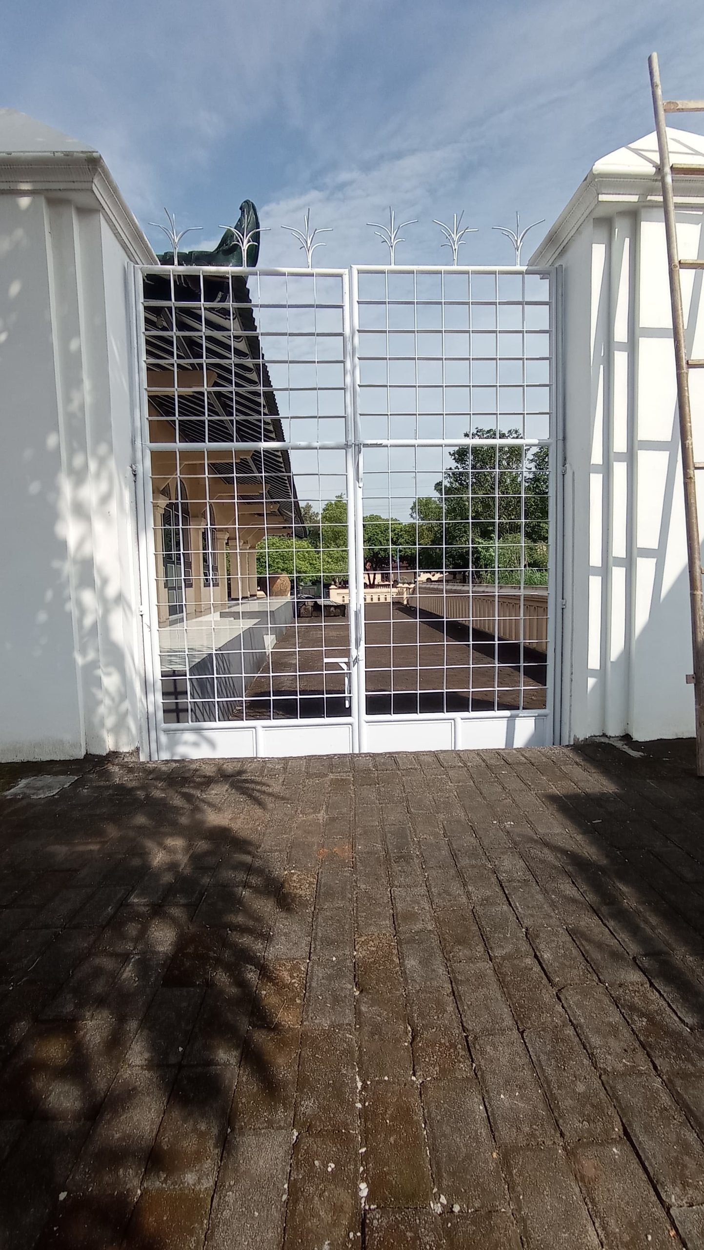 Pengerjaan Pintu Besi Kupu-Kupu di BSD Tangerang Selatan