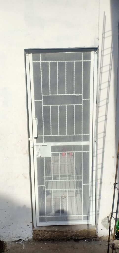 Pintu trallis besi minimalis
