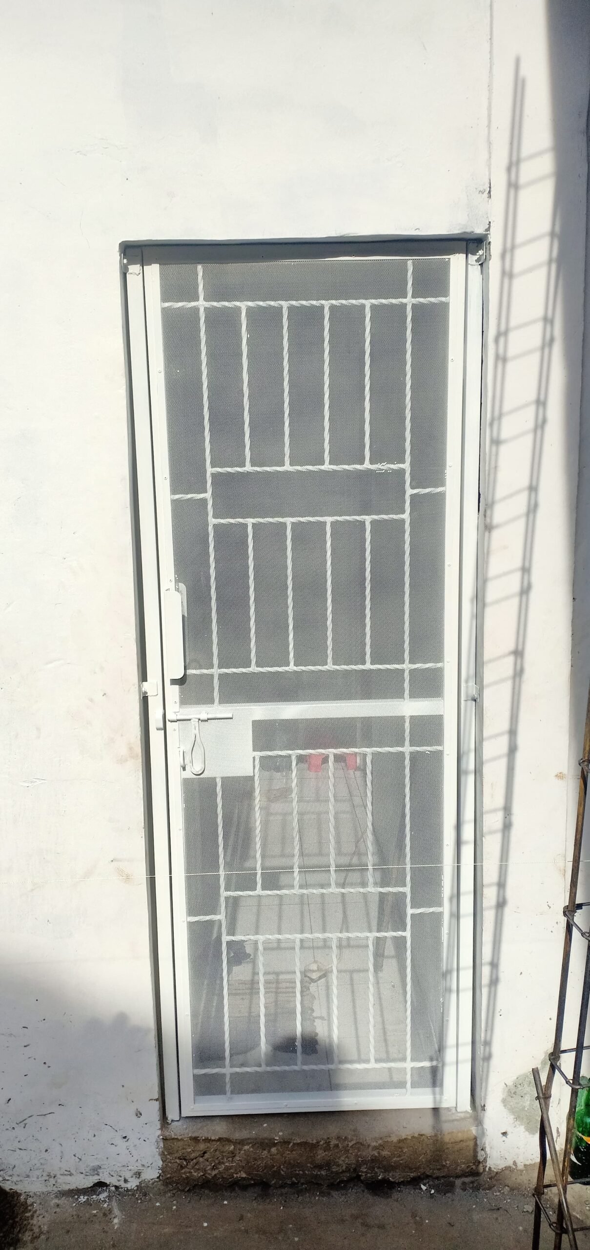 Pengerjaan Pintu Tralis Besi Minimalis di BSD Tangerang Selatan