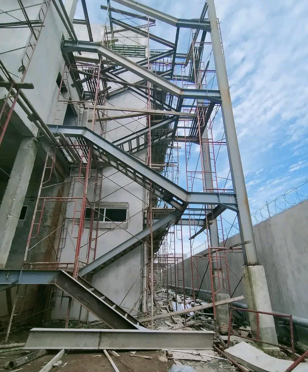 Pengerjaan Struktur Tangga Baja di BSD Tangerang Selatan